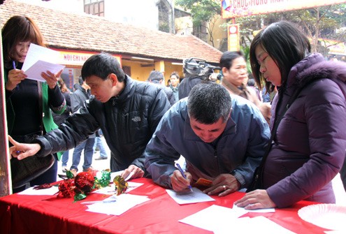 Năm nay, chùa Phúc Khánh nhận đăng ký giải hạn sao khá sớm. Các bàn đều kín người.